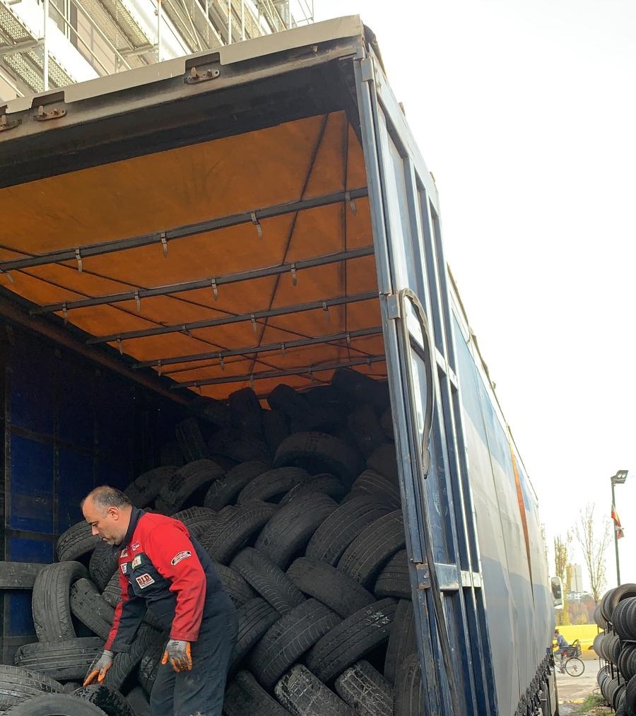 Loading of waste tires